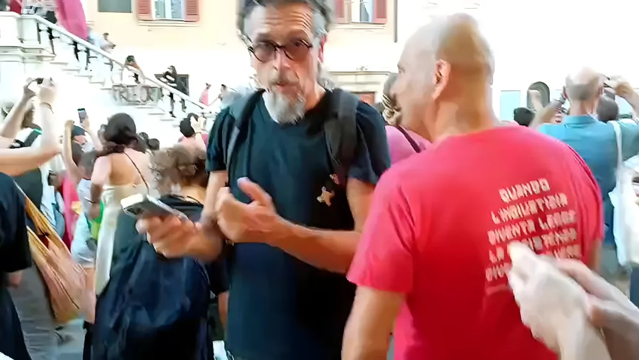 Livorno, protesta in piazza del Comune contro il cemento: cittadini mobilitati per difendere gli orti urbani