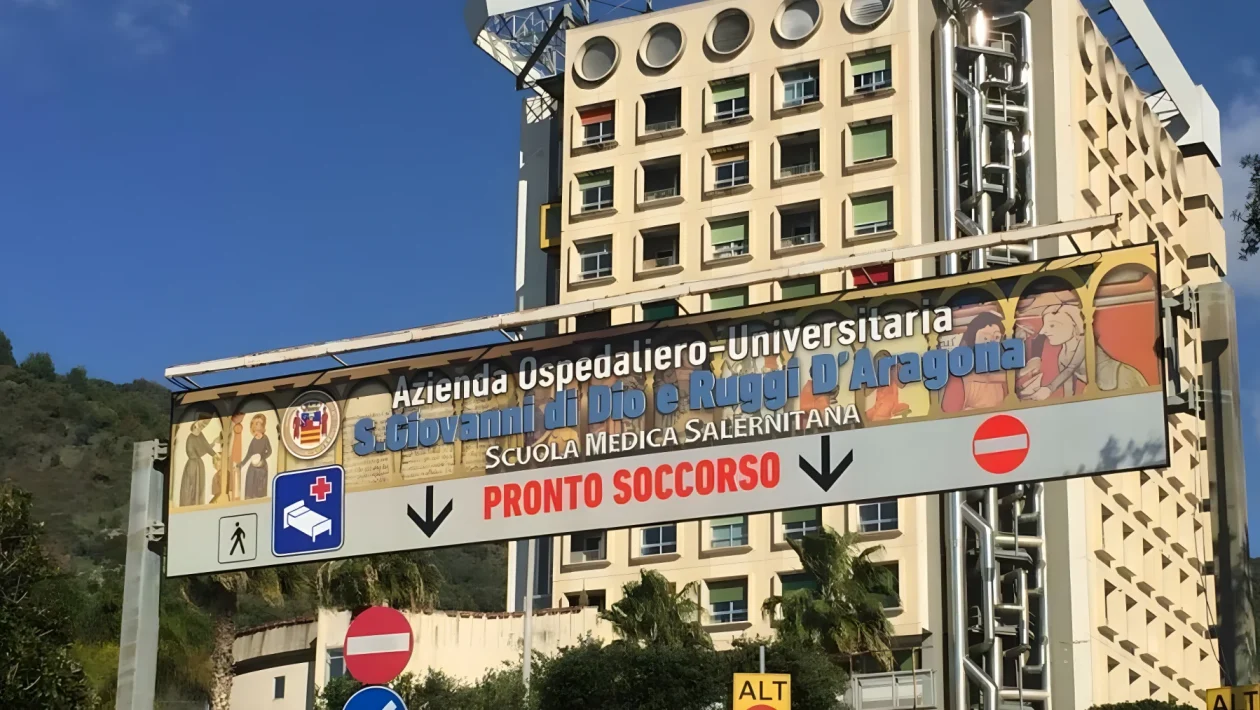 Maiori, 57enne muore all'ospedale di Salerno: era crollato a terra in via Arsenale il 2 settembre