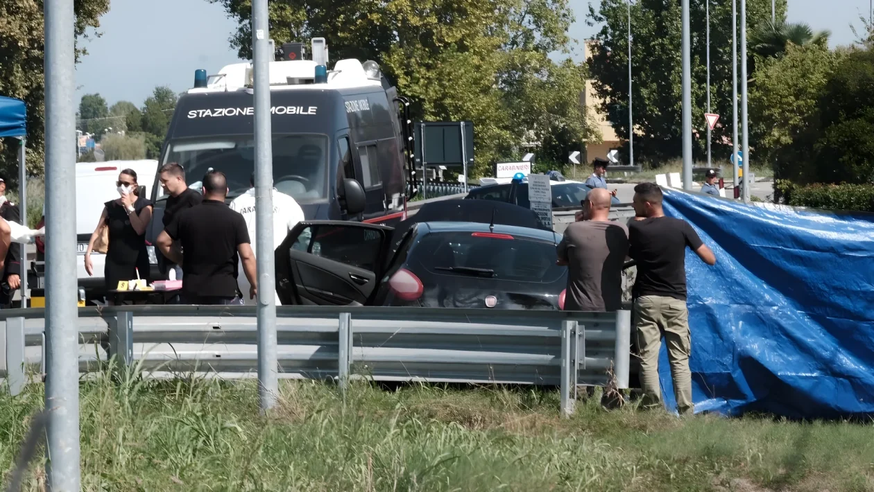 Mani legate e colpi d'arma da fuoco: cadavere trovato in un'auto finita nel fiume nel Padovano