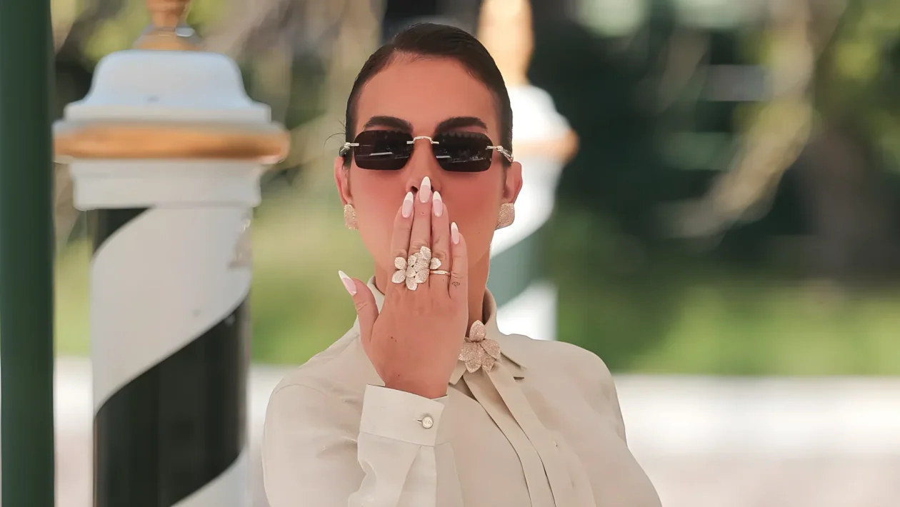 Manicure al Festival di Venezia: 10 star confermano il trionfo delle "expensive nails" tra toni nude e dark