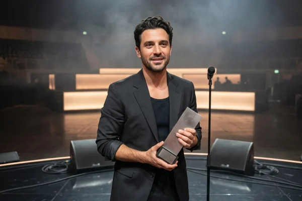 Marco Mengoni sul palco dei BYD Music Awards mentre riceve il premio per i concerti dal vivo