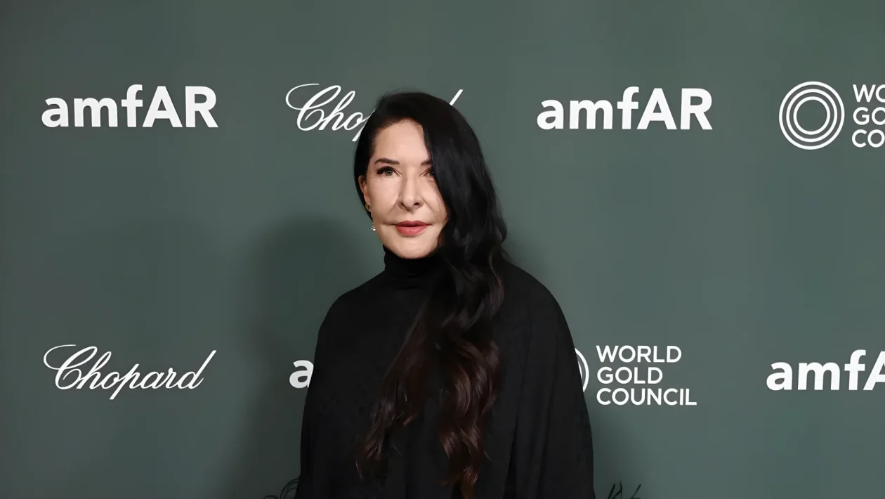 Marina Abramović a Venezia 2026: premio amfAR e il ritorno in Laguna a 29 anni dal Leone d'Oro