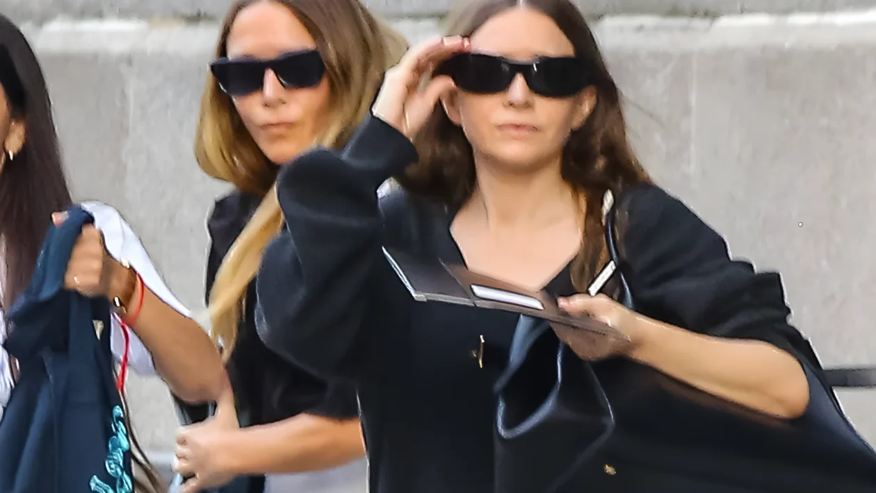 Mary-Kate e Ashley Olsen riappaiono a New York: i look scelti prima della sfilata a Parigi
