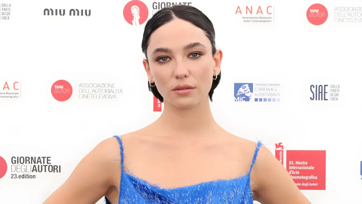 Matilda De Angelis a Venezia 2026: l'abito cobalto Bottega Veneta per Balcanica