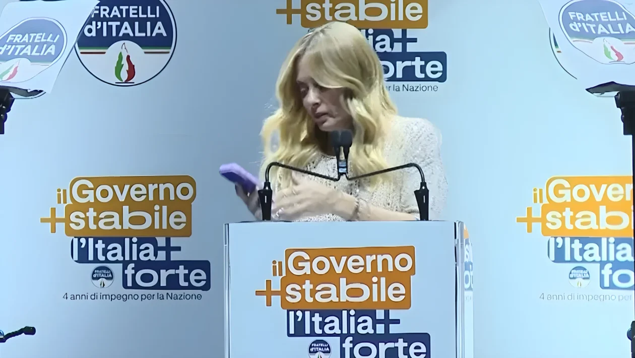 Meloni a Bari: la telefonata della figlia interrompe il comizio dopo il coro della piazza