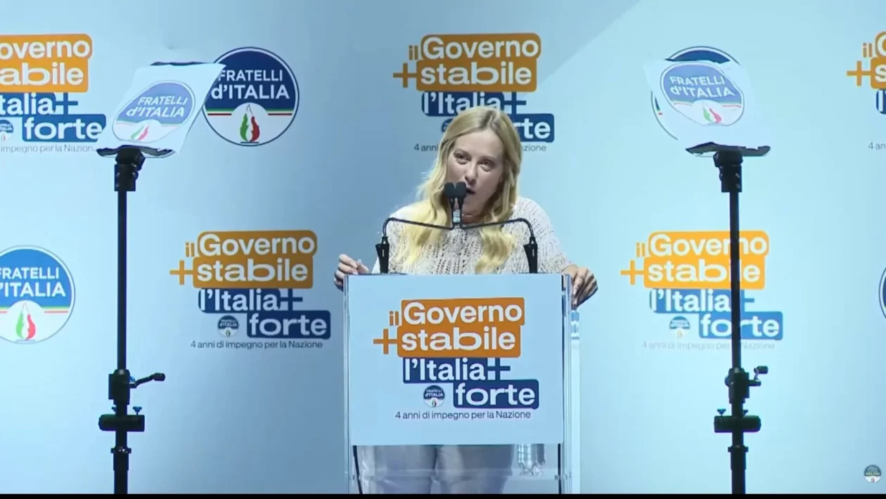 Meloni dal palco di Bari punge la sinistra: «Diecimila di questi giorni all'opposizione»
