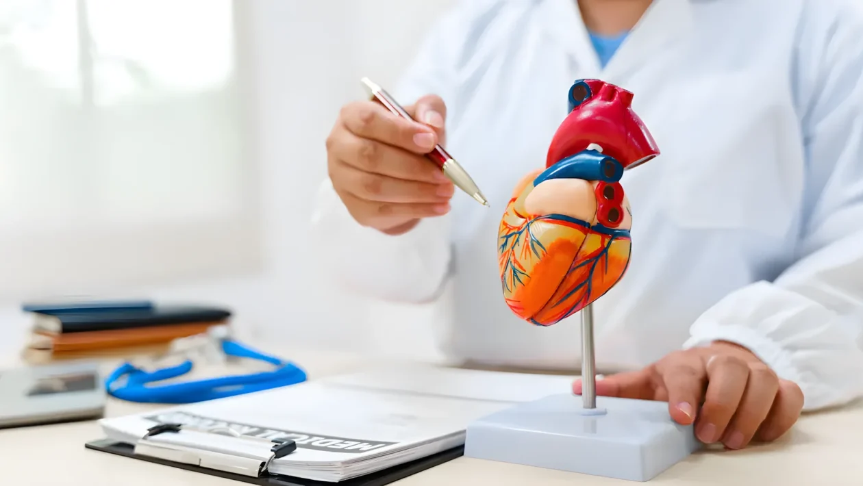 Meno battiti a riposo e vasi sanguigni elastici: l'impatto dello yoga sul cuore secondo PubMed