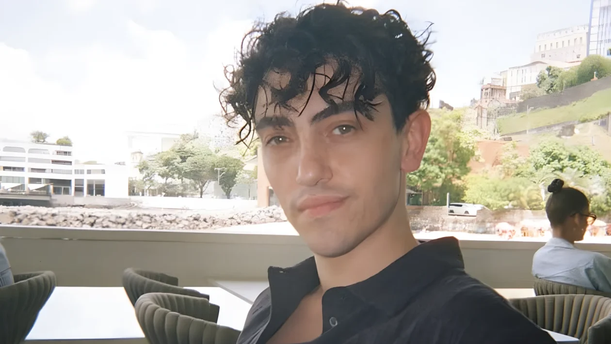 Michele Bravi e la lettera alla madre: «Una fan voleva il mio materiale genetico»