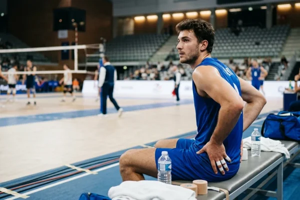 Alessandro Michieletto in campo durante una partita della Nazionale italiana di volley