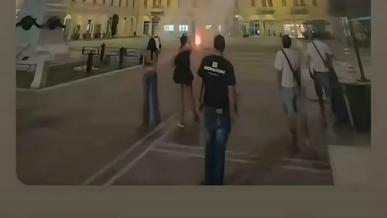 Mogliano, fuochi d'artificio illegali per i 18 anni in piazza Caduti: identificato il festeggiato, rischia 1.000 euro di multa