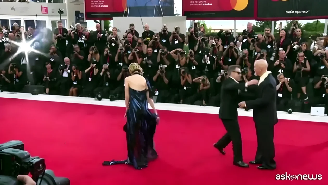 Mostra di Venezia: 15 minuti di applausi per Malkovich, sul red carpet sfilano Jenner e Ceretti