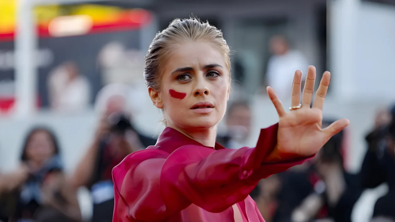 Mostra di Venezia: il gesto di Greta Scarano sul red carpet di Pallaoro contro i femminicidi