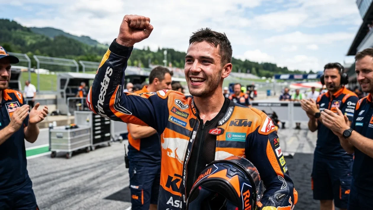 Pedro Acosta festeggia sul podio del Gran Premio d'Austria di MotoGP