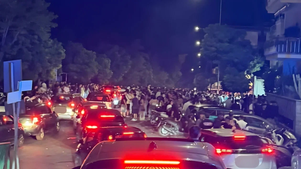 Napoli, via Petrarca nel caos: la "sfida" della sosta vietata e 39 incidenti