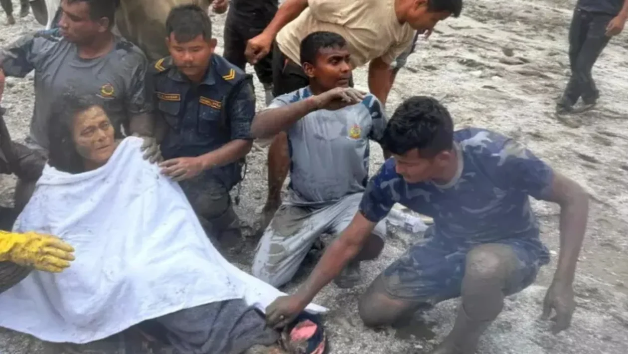 Nepal, 64enne estratta viva dopo 10 giorni sotto il fango: la famiglia celebrava già il funerale