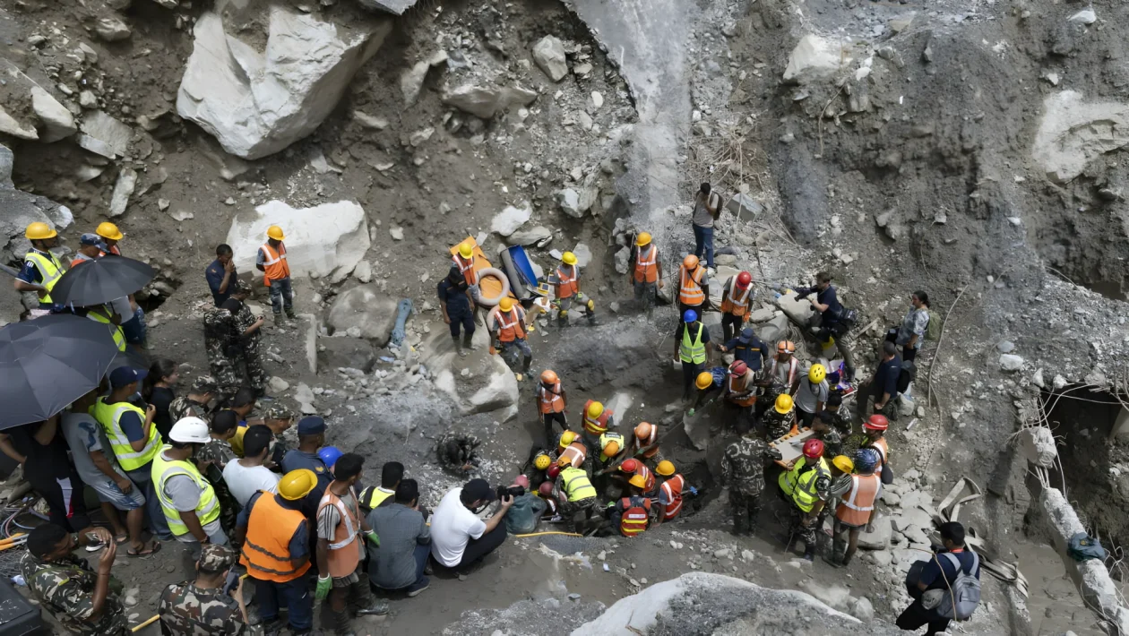Nepal, estratti vivi 2 operai dopo 9 giorni nel fango: oltre 5.600 i dispersi