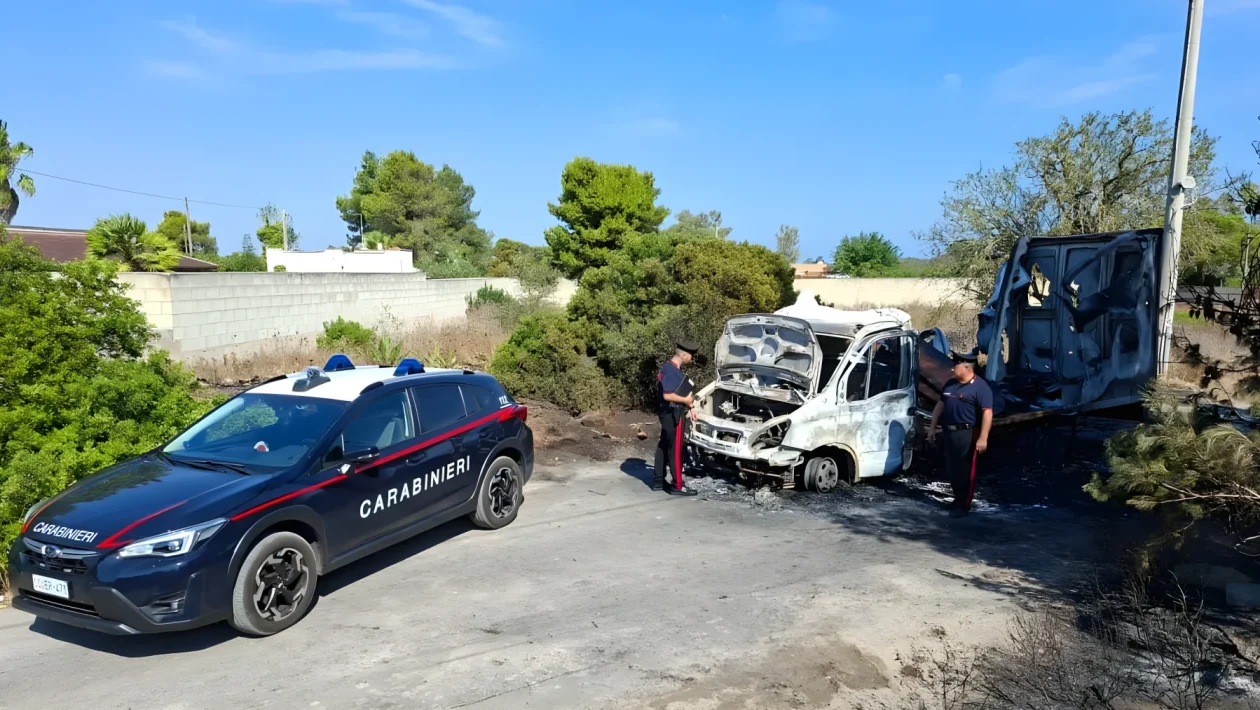 Notte di fuoco nel Salento: 3 mezzi distrutti tra Casalabate e Lecce in venti minuti