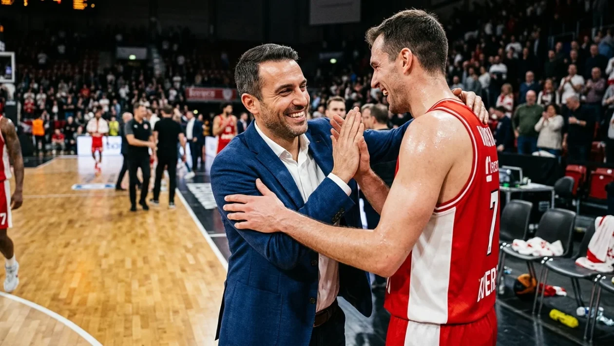 Giocatori dell'Olimpia Milano basket festeggiano sul parquet dopo la vittoria del trofeo