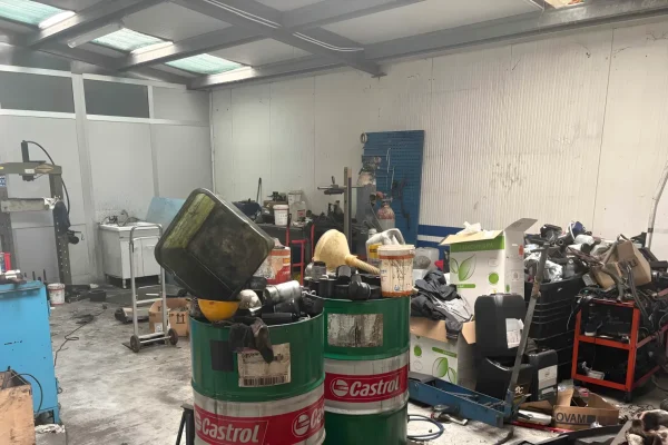 Officina totalmente abusiva a Savigliano: maxi sanzione da 13.000 euro, macchinari sequestrati e chiusura