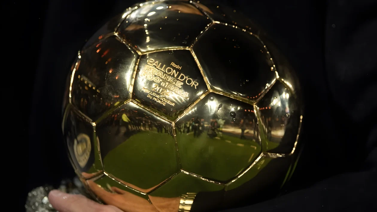 Pallone d’Oro 2026, zero italiani tra i candidati: un solo calciatore di Serie A in lista