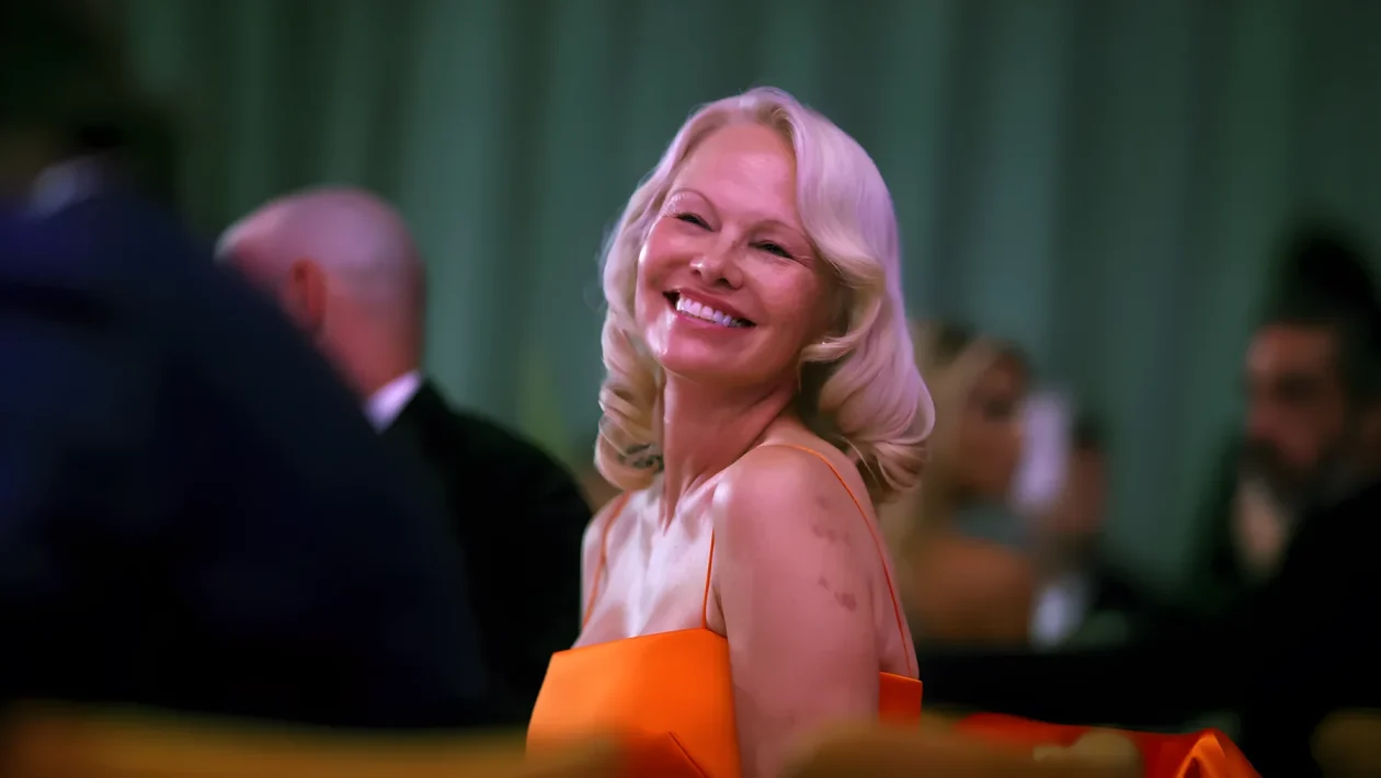 Pamela Anderson e la diagnosi di epatite C: «Mi davano 10 anni di vita, ho speso tutto per curarmi»
