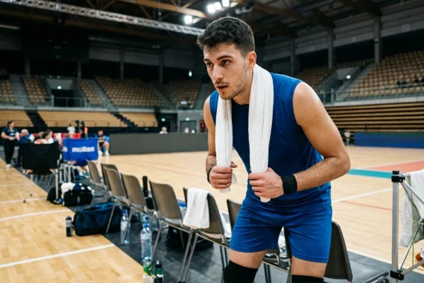 Pardo Mati in azione a muro con la maglia dell'Italia