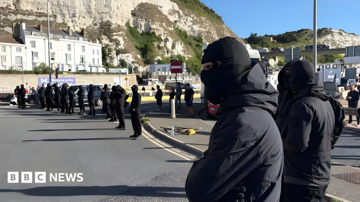 Porto di Dover paralizzato da centinaia di manifestanti mascherati: 5 ore di blocco e zero arresti