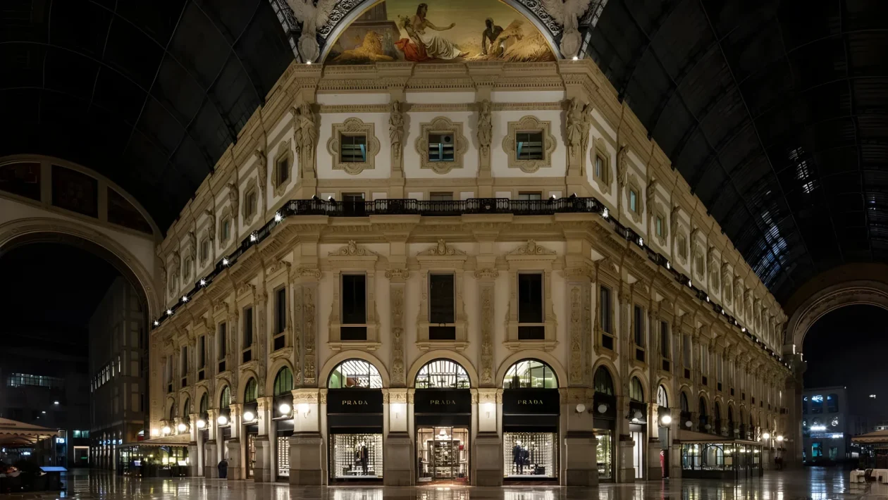 Prada raddoppia in Galleria a Milano: maxi store su 8 piani e un tunnel sotterraneo