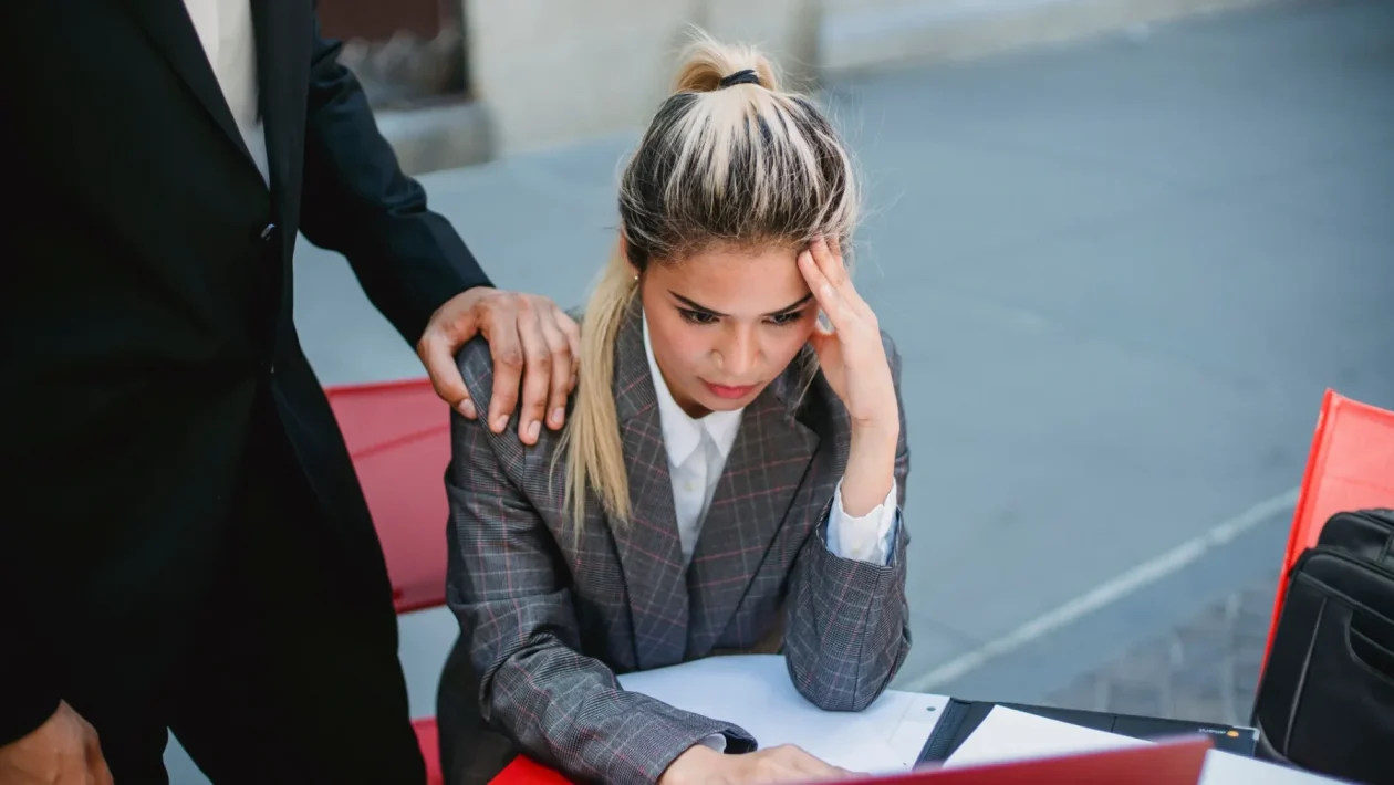 Prato, toccare i capelli a una dipendente è molestia: azienda condannata a pagare oltre 4.000 euro