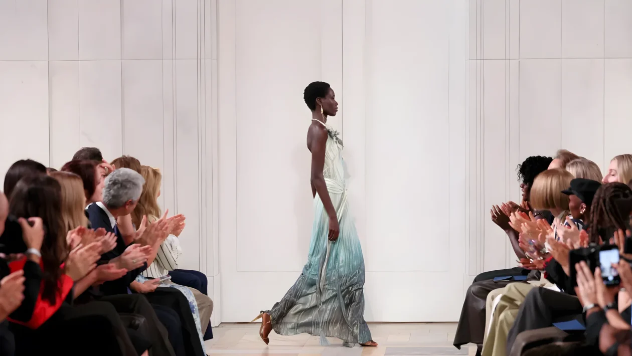 Ralph Lauren apre la New York Fashion Week: sfilata intima a Tribeca tra denim e alta sartoria