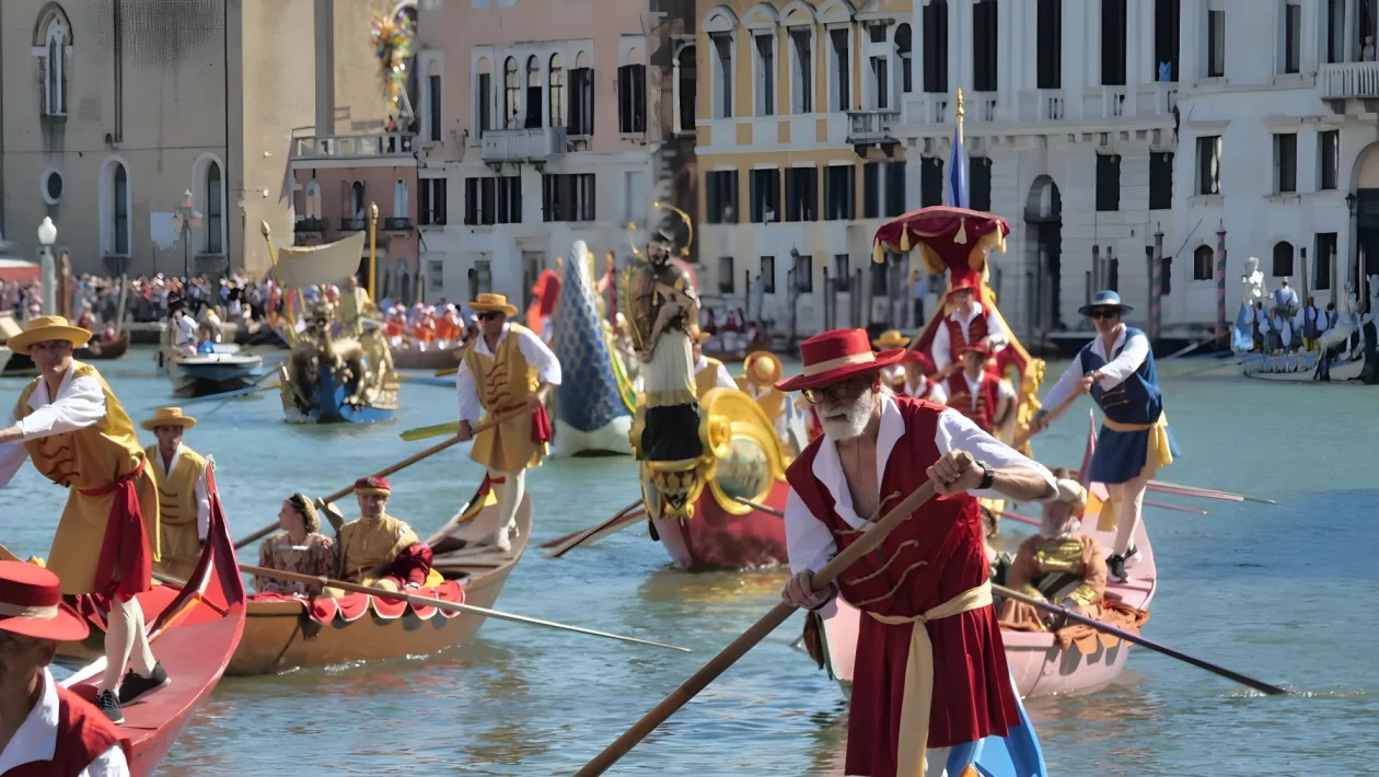 Regata Storica di Venezia: Zaniol e Trabuio vincono sui gondolini nel Canal Grande
