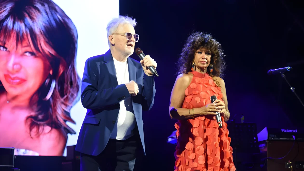 Renzo e Luana di nuovo insieme sul palco dopo 15 anni: l'omaggio a Secondo Casadei a Forlì