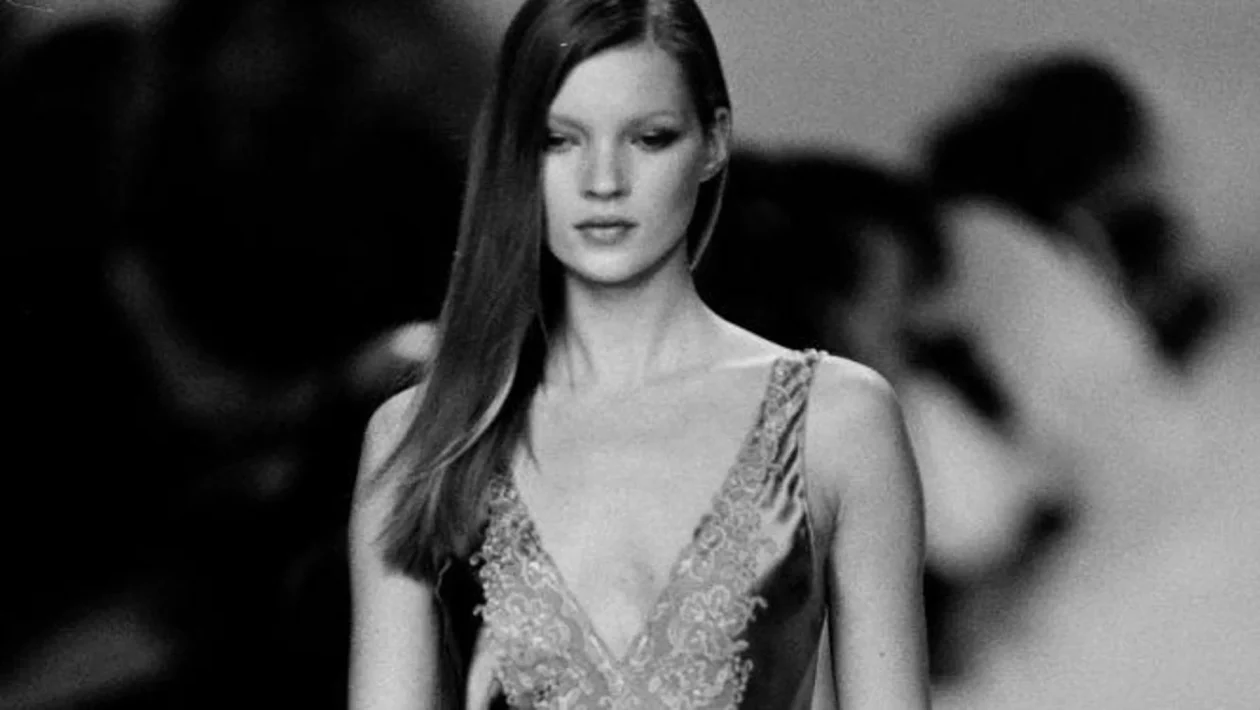 Ricerche vintage a +1646%: come lo slip dress di Calvin Klein domina il 2026