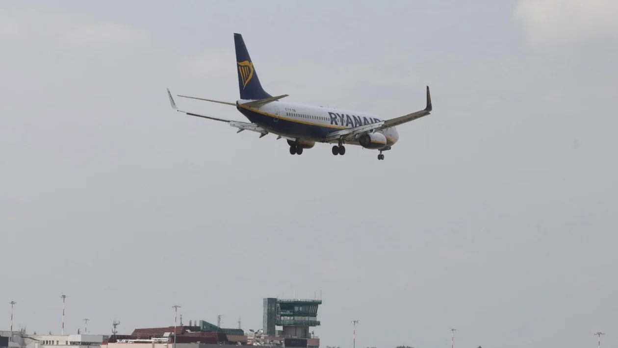 «Ritardo per colpa del sindaco Lepore»: l'incredibile annuncio del pilota Ryanair prima del decollo