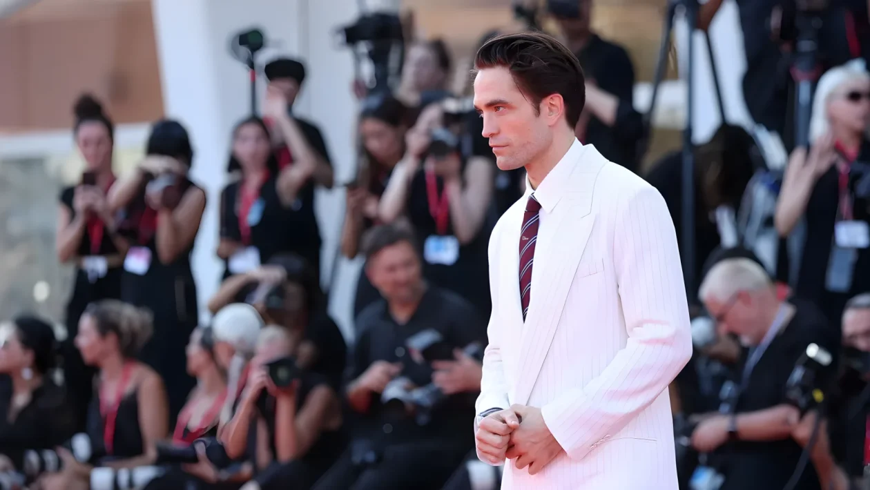 Robert Pattinson a Venezia 2026: doppio petto bianco Dior e il debutto di Primetime