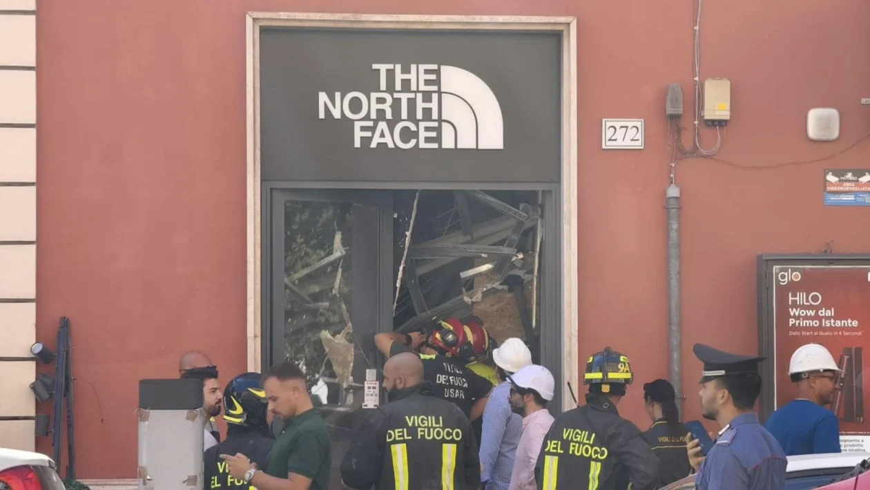 Roma, crolla il solaio del negozio The North Face alle 10:30: persone sotto le macerie in via Cola di Rienzo