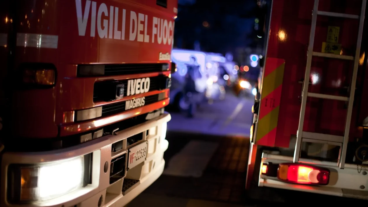 Roma, esplosione al terzo piano durante la bonifica da un nido d'api: 2 operai feriti a Pietralata
