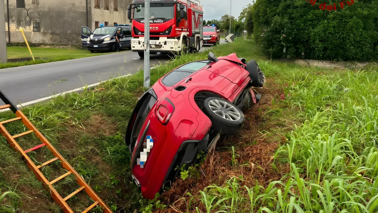 Saccolongo, perde il controllo e si ribalta nel fosso: 58enne estratta dalle lamiere