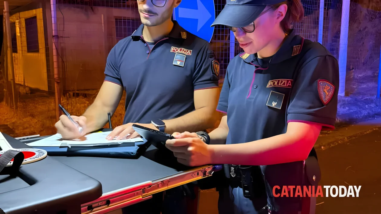 Schianto tra 5 auto in tangenziale e fuga nei campi: coppia rintracciata dalla Polizia