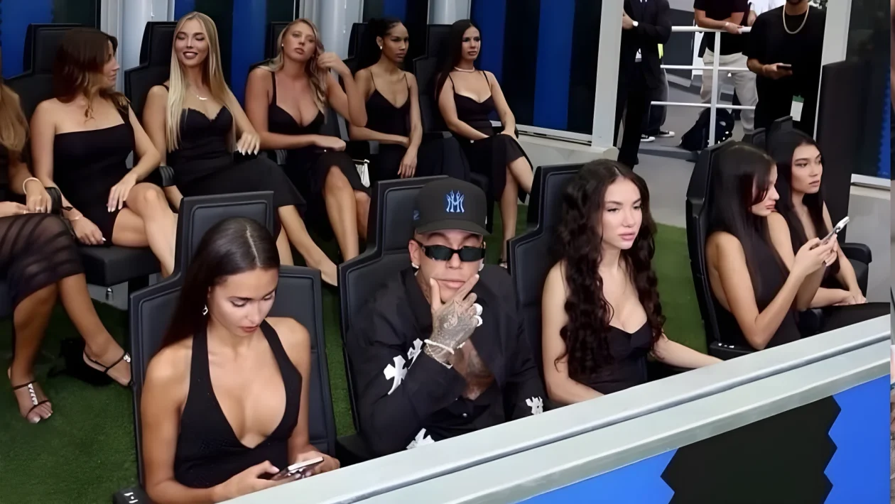 Sfera Ebbasta a San Siro con 10 ragazze a bordo campo: la mossa per lanciare il nuovo album