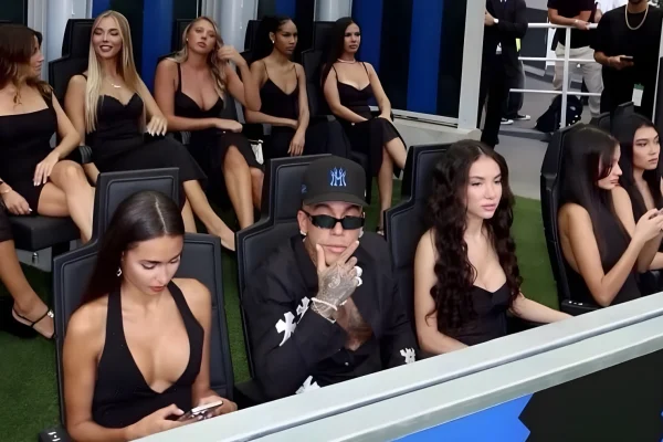 Sfera Ebbasta a San Siro con 10 ragazze a bordo campo: la mossa per lanciare il nuovo album