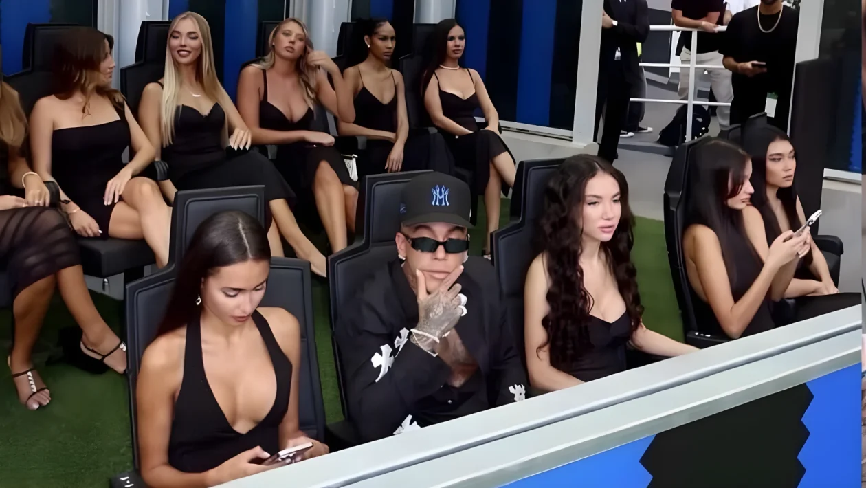 Sfera Ebbasta a San Siro con 10 ragazze in divisa nera: l'affondo di Alberto Pellai