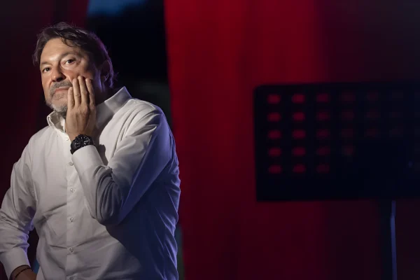 Sigfrido Ranucci nei teatri da quasi un anno: due ore di monologo tra inchieste e retroscena