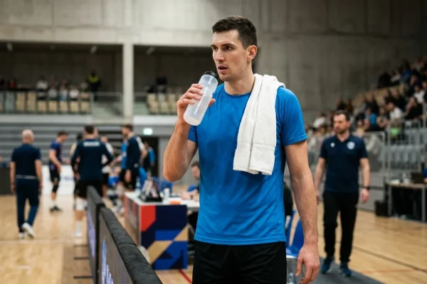 Simone Giannelli in azione al palleggio con la maglia della Nazionale italiana