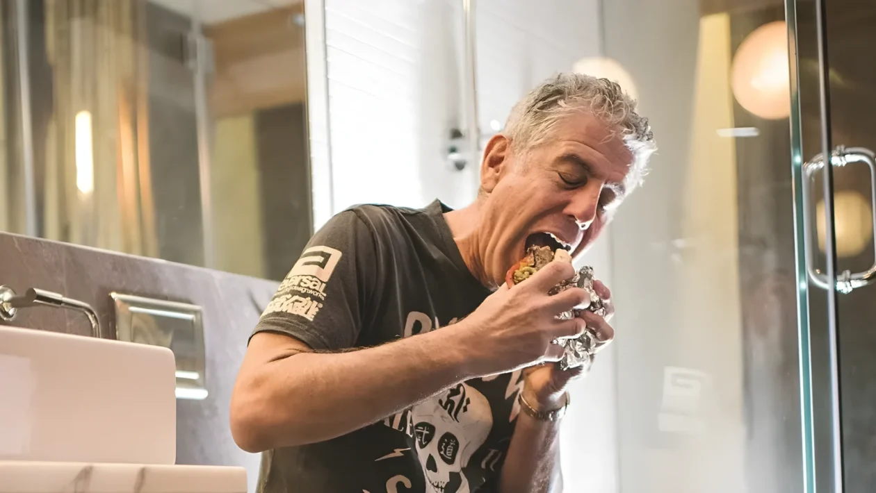 Solo 5 ingredienti e mortadella piastrata: il panino perfetto di Anthony Bourdain