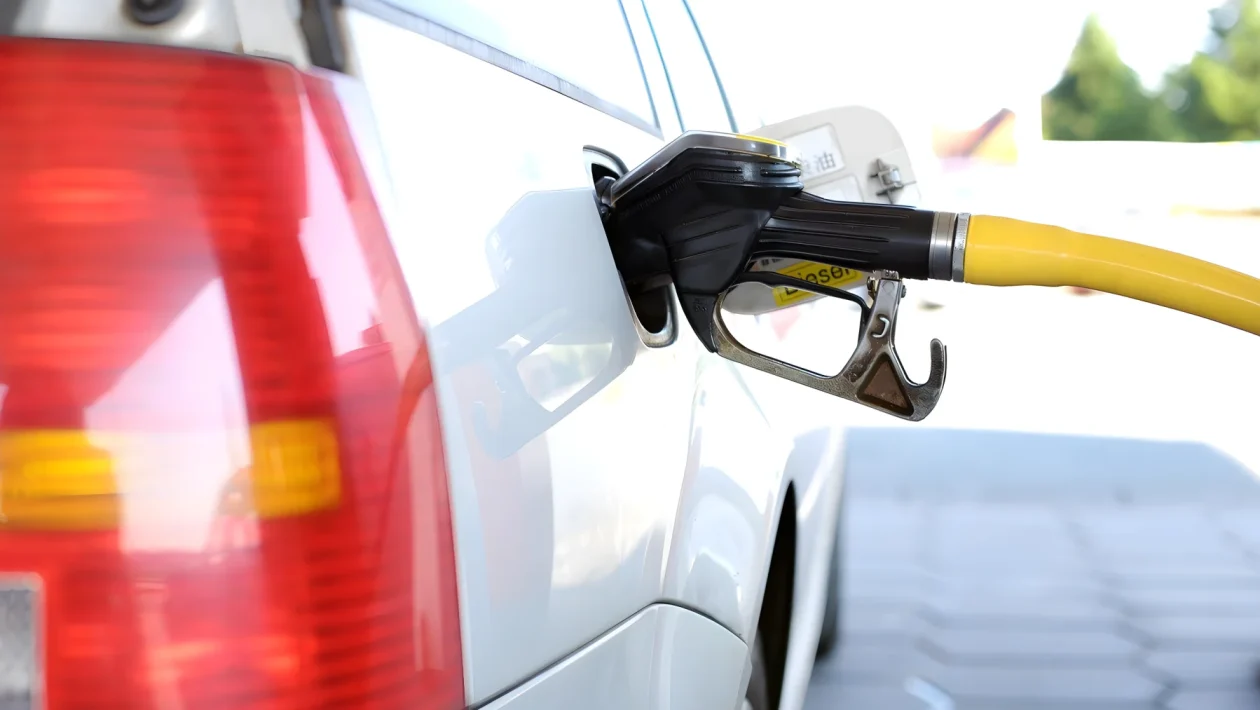 Stangata carburanti da 13,6 miliardi: benzina a 2 euro e diesel a 2,10 euro al litro