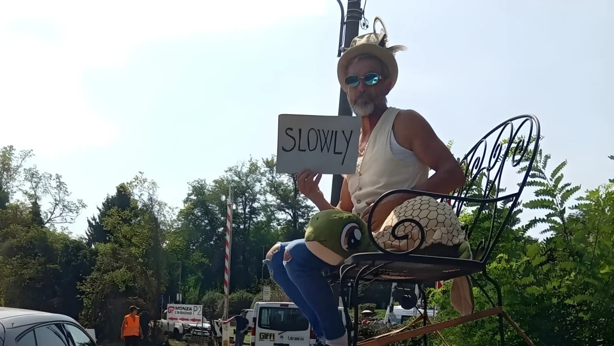 Su una Renault 4 col sofà sul tetto a Lesmo: la protesta contro le auto da 250 km/h al GP di Monza