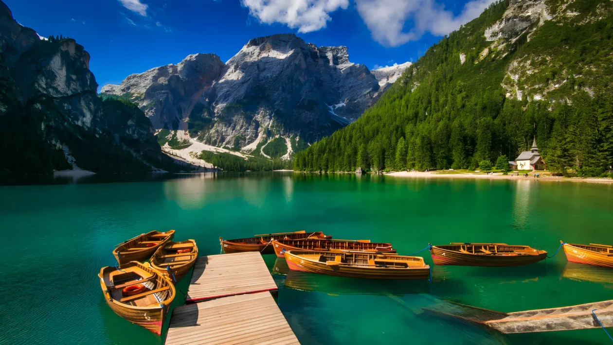 Tacchi a spillo a Braies e abiti da sera in quota: la bufera sugli shooting che travolgono le Dolomiti