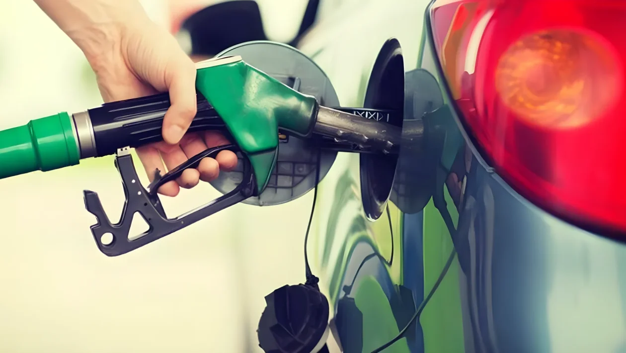 Taglio accise, sconto di 17 centesimi prorogato al 10 settembre: benzina e gasolio sopra i 2 euro