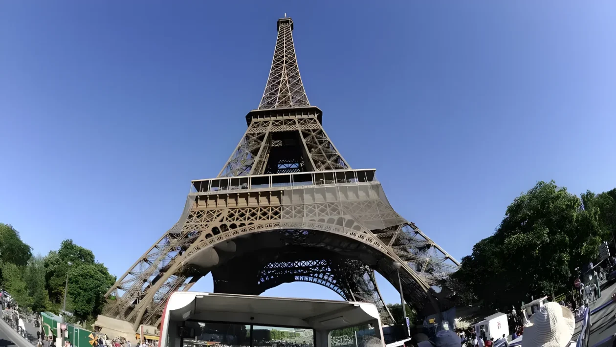 Tour Eiffel chiusa al pubblico: «Dipendenti donne fatte sparire al 3° piano per la delegazione indù»
